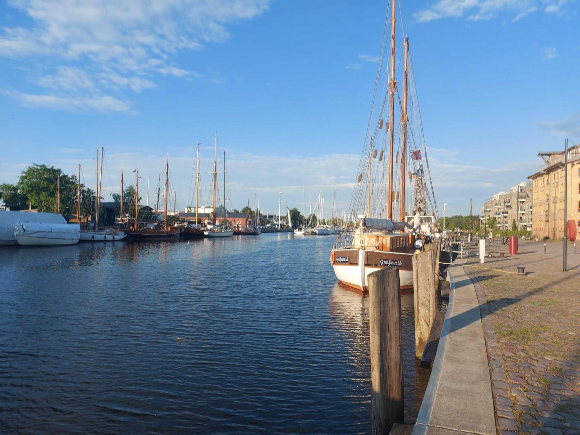 Hochwertige Ferienwohnung Direkt Am Wasser Mit Balkon 格赖夫斯瓦尔德 外观 照片